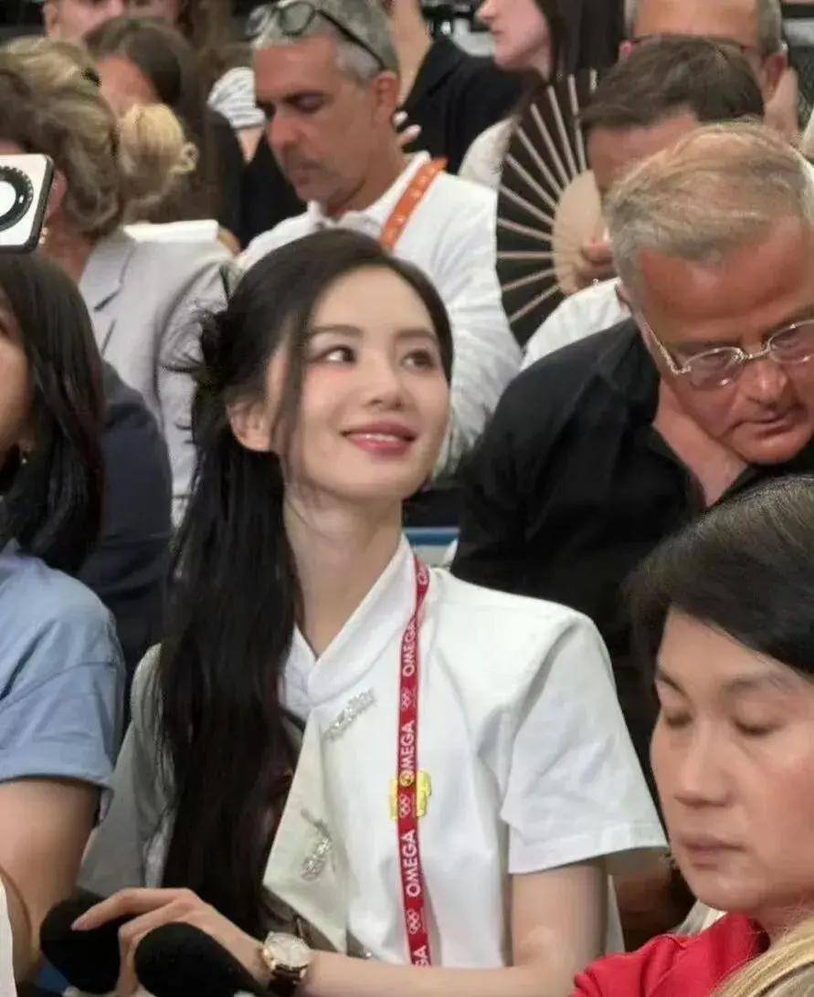 刘诗诗现身巴黎奥运会，平价装扮美出圈，网友：颜值即正义！-刘诗诗参加的颁奖典礼