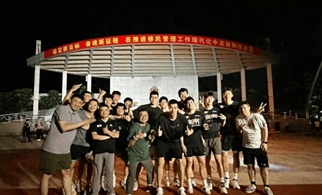 广东8人入选中国队 杜锋有幸福的烦恼 宏远仅剩10人正常训练难开展-杜峰广东队教练年薪多少万