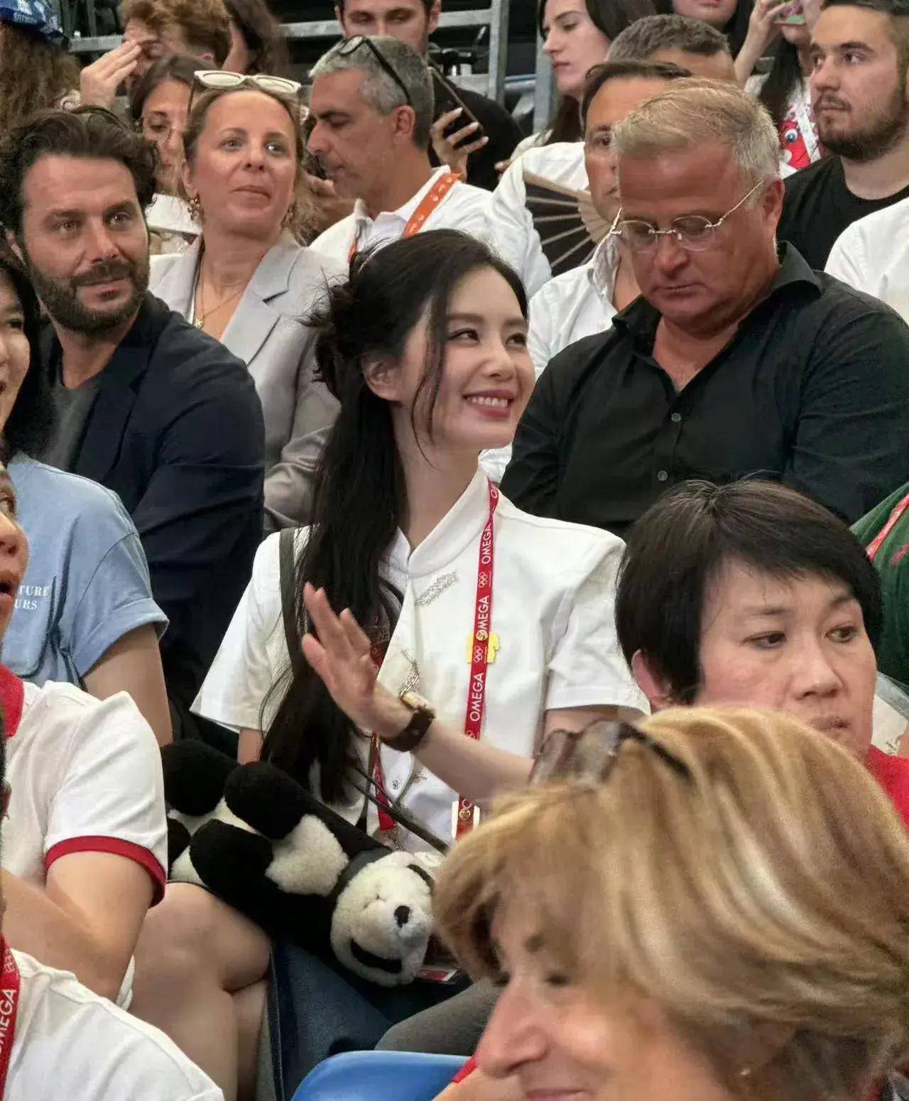 刘诗诗现身巴黎奥运会，平价装扮美出圈，网友：颜值即正义！-刘诗诗参加的颁奖典礼