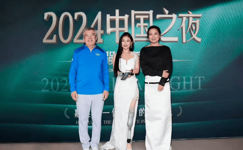 贾玲和谷爱凌同台出席活动，跟奥委会主席巴赫秀肌肉，她没有复胖-谷爱凌说话