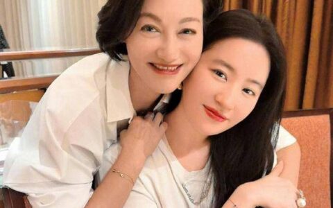 女生间的友谊真香！惠英红送自制香水为刘亦菲庆生-惠英红身价上亿