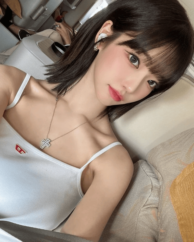 原创            韩国女网红，直播解释与方时赫同游情况，坦言感觉自己成了名人-韩国网红女团组合