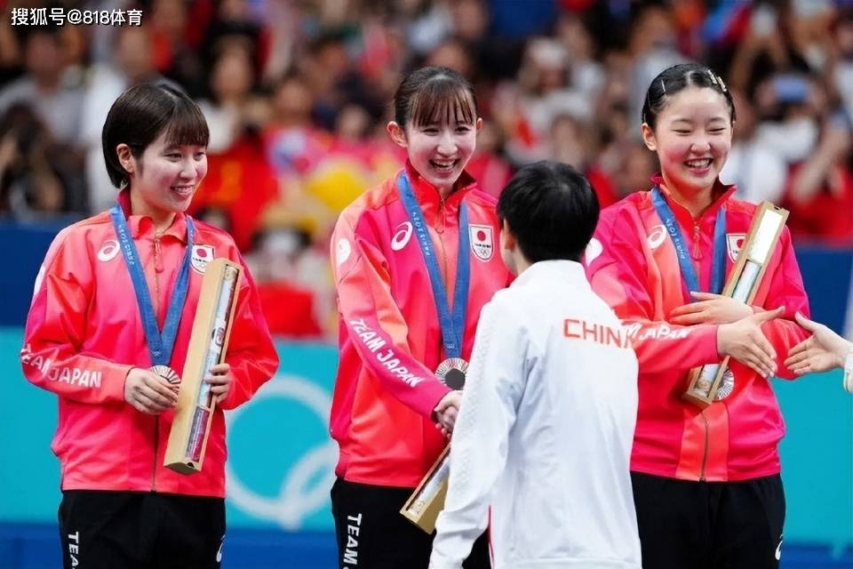 原创            蹭奖牌!张本智和拿妹妹美和银牌拍照:祝贺你!轮到大哥来追赶你了-张本智和视屏