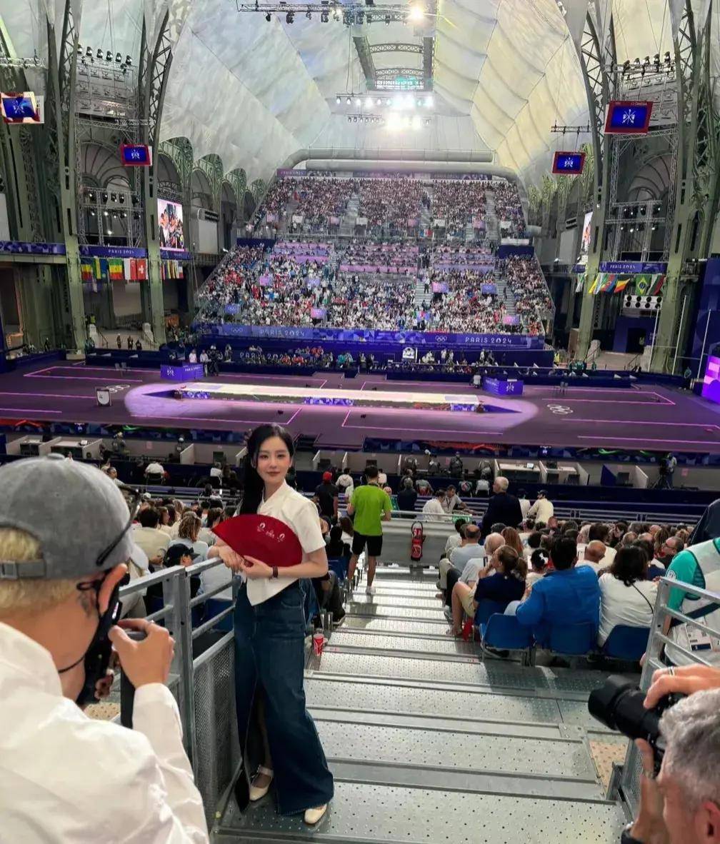 刘诗诗现身巴黎奥运会，平价装扮美出圈，网友：颜值即正义！-刘诗诗参加的颁奖典礼