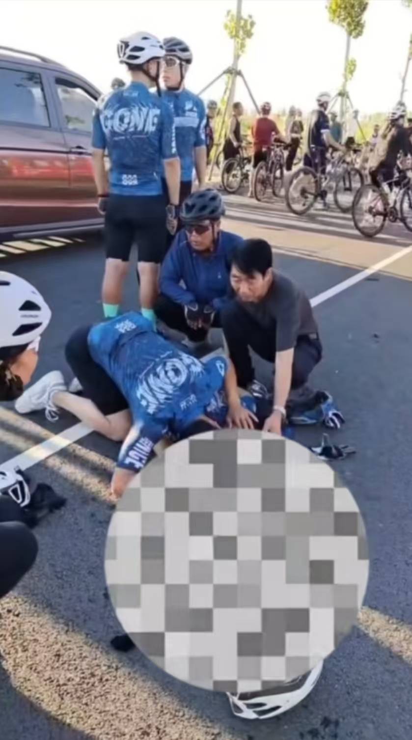 男孩公路骑行遭车辆碾压后续，父亲账号曝光，车祸早有端倪-骑车小男孩