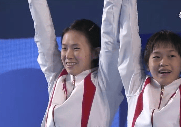 原创            全红婵陈芋汐将上演神仙打架？别让饭圈影响友谊，设双金牌不行吗-全红婵窝在陈芋汐怀里的采访