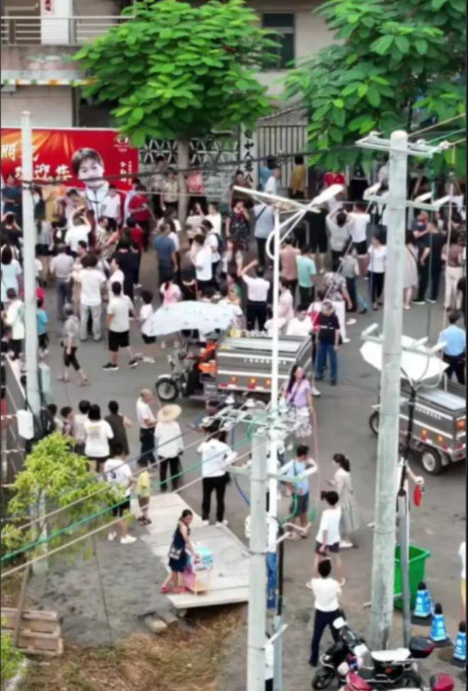 全红婵老家连夜修建停车场，加宽路面供游客前往-全红婵家里怎么样了