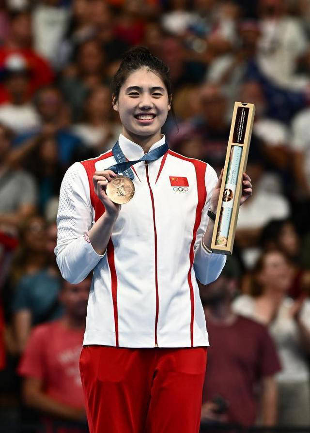 张雨霏与覃海洋的赛后反思与展望-张雨霏是海军吗