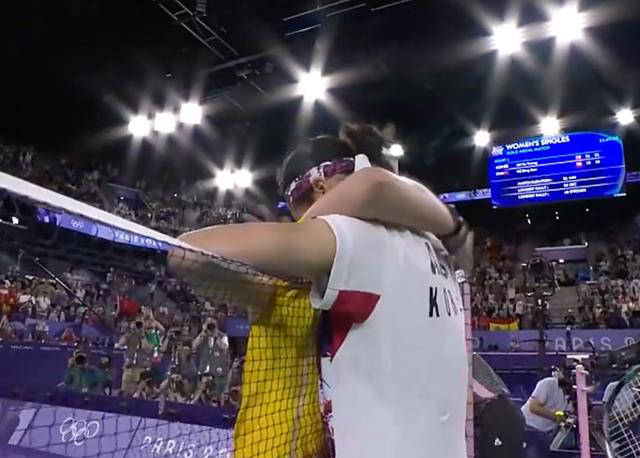 格局!何冰娇佩戴西班牙徽章领奖,向重伤对手祈福并祝贺韩国冠军-何冰娇奥运会赛程