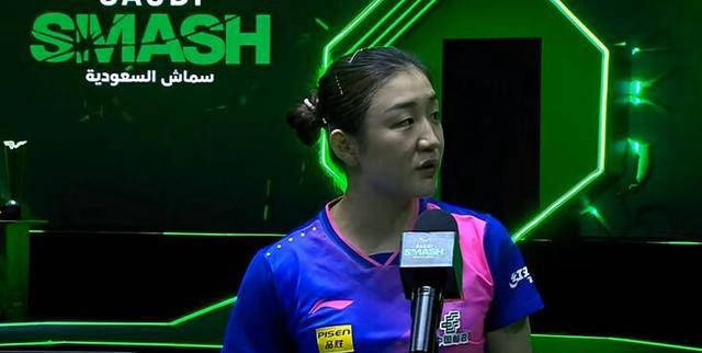 原创            王楚钦陈梦夺得单打冠军！观众现场行为引争议-王楚钦手持陈梦儿时照片