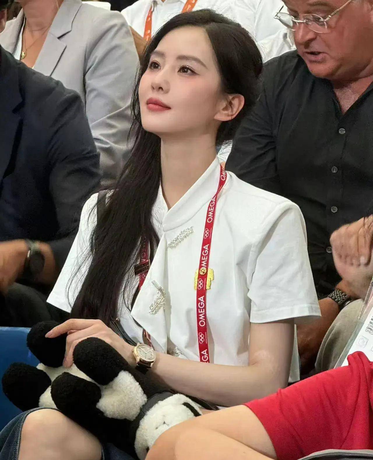 刘诗诗现身巴黎奥运会，平价装扮美出圈，网友：颜值即正义！-刘诗诗参加的颁奖典礼