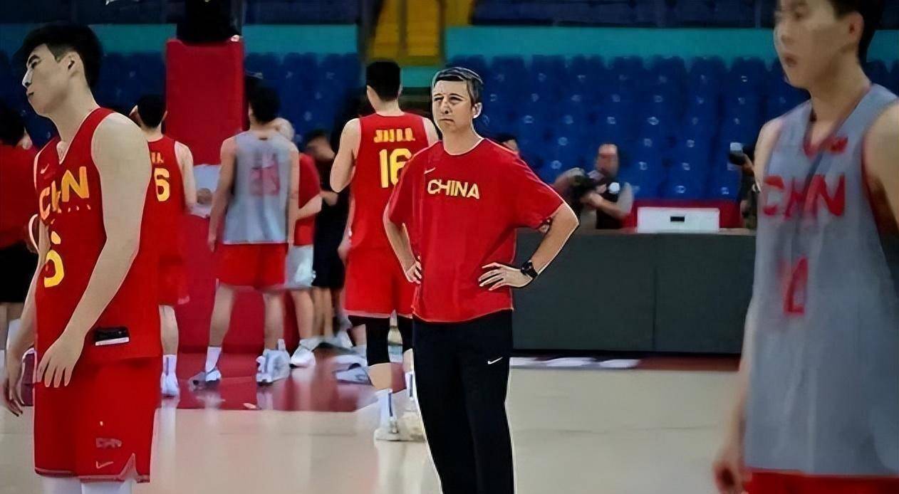 广东8人入选中国队 杜锋有幸福的烦恼 宏远仅剩10人正常训练难开展-杜峰广东队教练年薪多少万