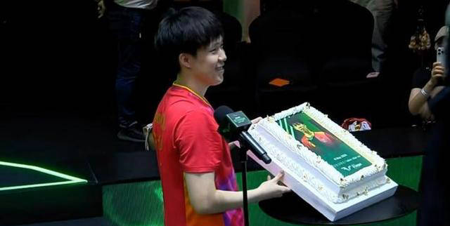 原创            王楚钦陈梦夺得单打冠军！观众现场行为引争议-王楚钦手持陈梦儿时照片