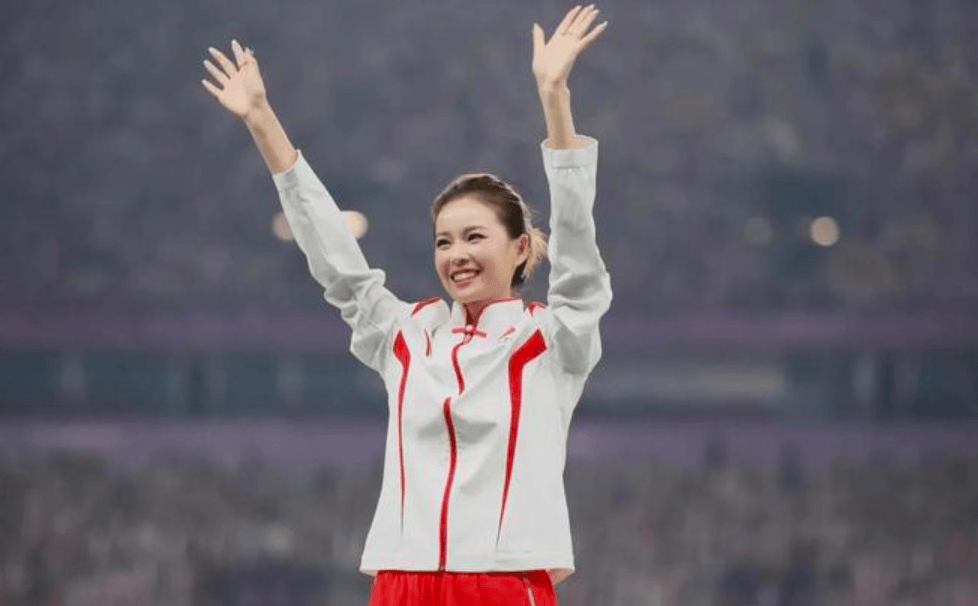 原创            一路赢到底！竞走女神杨家玉圆梦巴黎奥运 身披国旗庆祝又美又飒-杨家玉奥运冠军