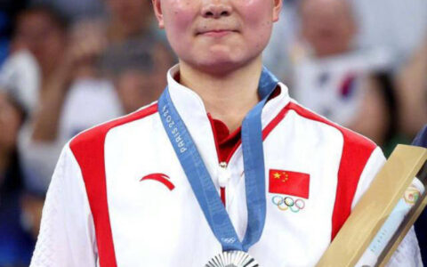 格局！何冰娇佩戴西班牙徽章领奖，向重伤对手祈福并祝贺韩国冠军-何冰娇奥运会赛程