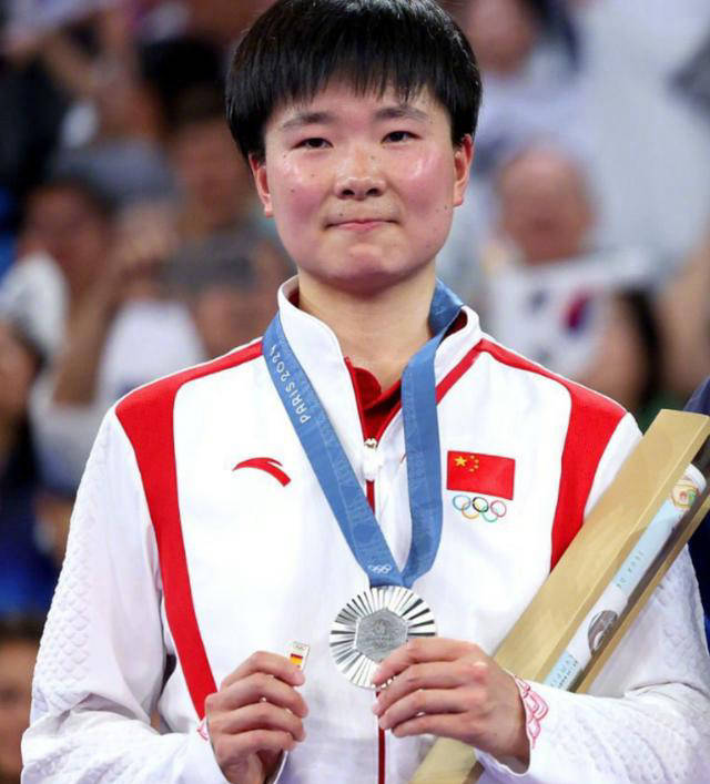 格局!何冰娇佩戴西班牙徽章领奖,向重伤对手祈福并祝贺韩国冠军-何冰娇奥运会赛程