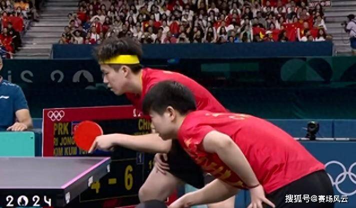 4-2！王楚钦孙颖莎问鼎巴黎，激动拥抱肖战，师徒三人举国旗庆祝-王楚钦夸赞孙颖莎