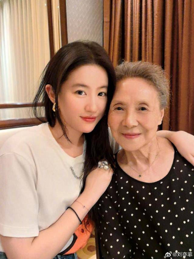 女生间的友谊真香！惠英红送自制香水为刘亦菲庆生-惠英红身价上亿