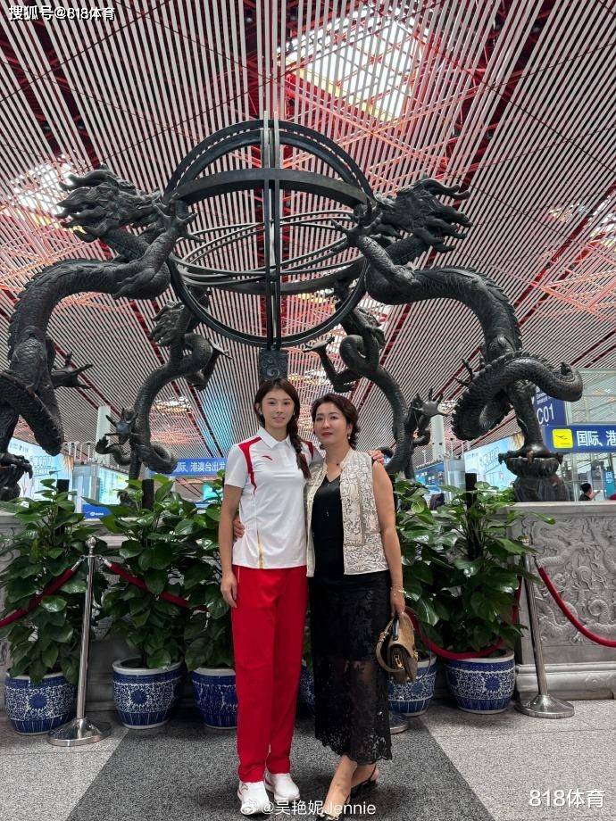 吴艳妮出征巴黎奥运！母亲机场送行:加油，突破自己！-梁小静个人资料身高