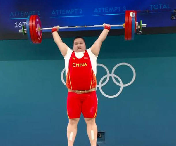 原创            李雯雯再夺金，中国代表团突破纪录-李雯雯领奖