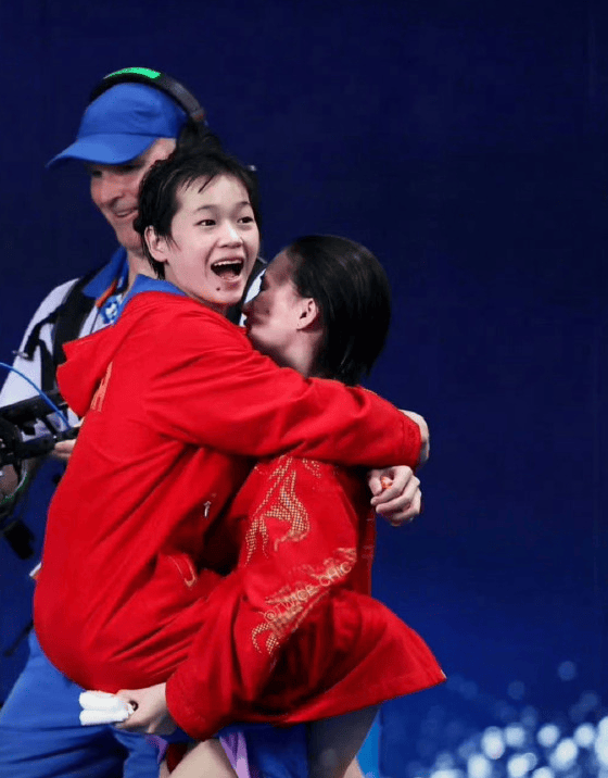 原创            全红婵陈芋汐将上演神仙打架？别让饭圈影响友谊，设双金牌不行吗-全红婵窝在陈芋汐怀里的采访