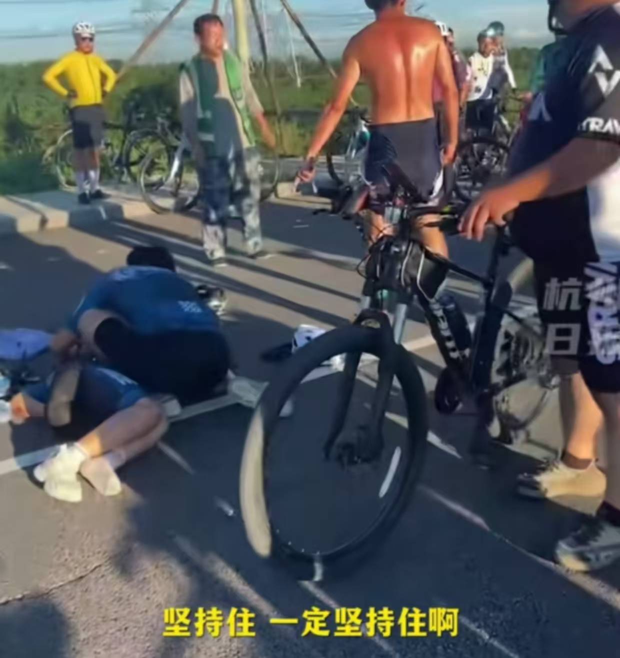 男孩公路骑行遭车辆碾压后续，父亲账号曝光，车祸早有端倪-骑车小男孩