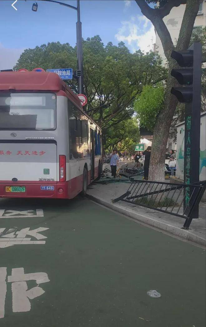 突发！浙江温州一辆公交车撞上大树，多人受伤！现场一片狼藉-温州公交车祸