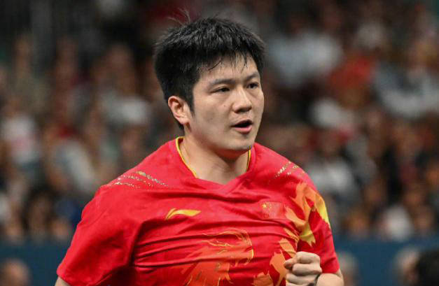 中国男乒战胜瑞典夺得奥运男团冠军，樊振东赛后总结王楚钦的表现-奥运中国男子乒乓