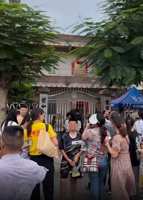 每天约有1000人到全红婵老家打卡，当地已连夜修路建停车场-全红婵家现在情况