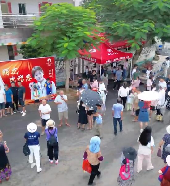每天约有1000人到全红婵老家打卡，当地已连夜修路建停车场-全红婵家现在情况