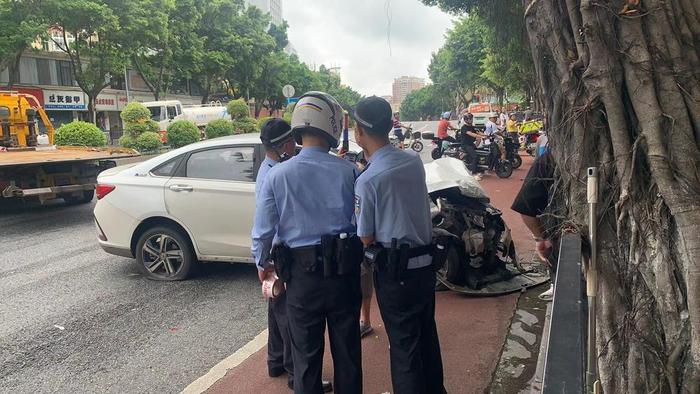广州两车追撞后再撞护栏，护栏飞向路边店铺，有人受伤-广州小车撞护栏视频