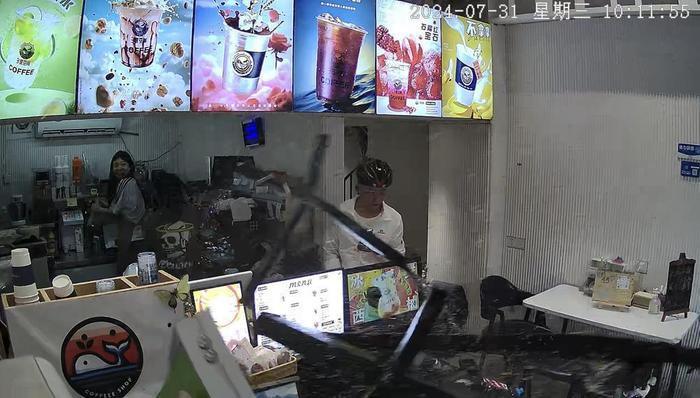 广州两车追撞后再撞护栏，护栏飞向路边店铺，有人受伤-广州小车撞护栏视频