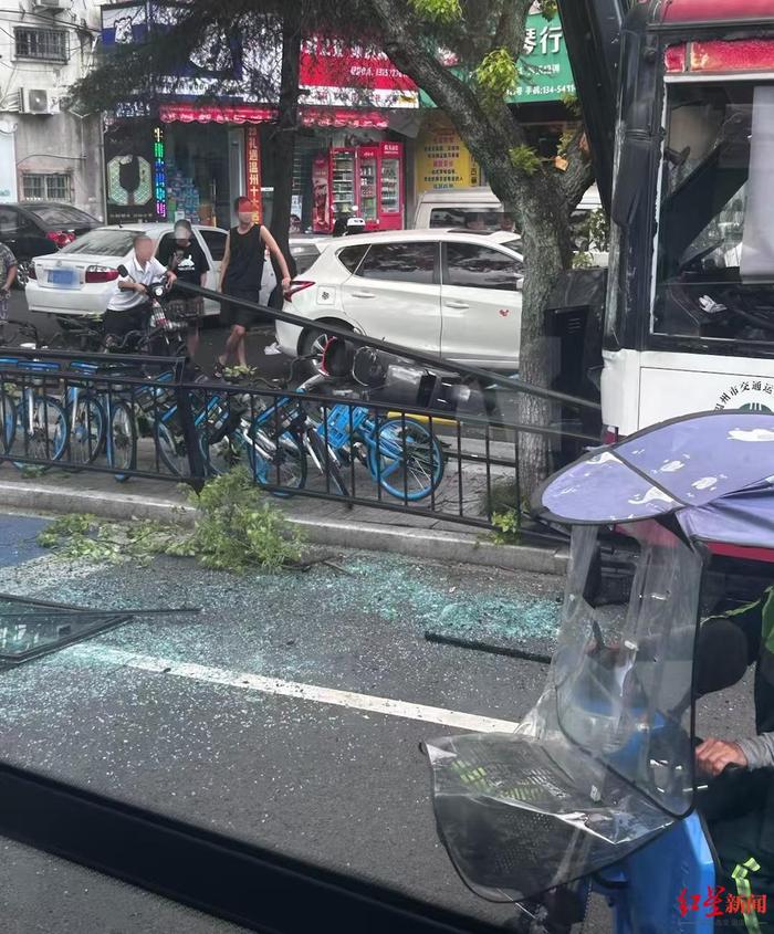 温州一公交车撞路灯杆致多人受伤，目击者称有人被担架抬走，公交线路已正常运行-温州公交车事故