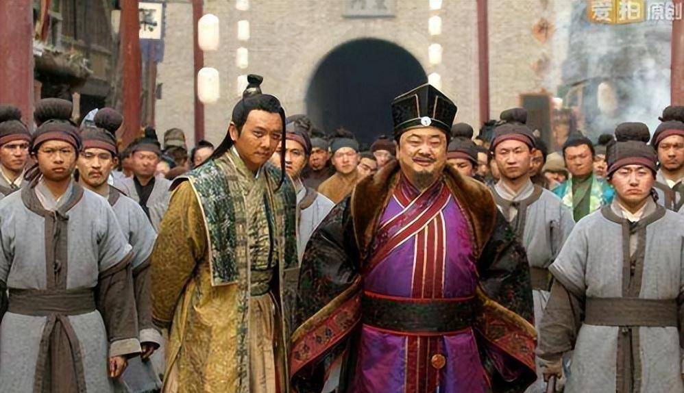 少女一上联：“白头翁，牵牛耕熟地”，秀才一下联，少女又羞又气