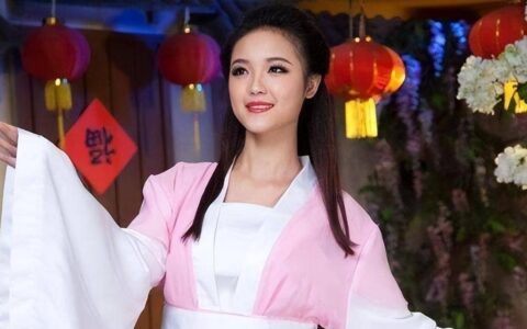 少女一上联：“白头翁，牵牛耕熟地”，秀才一下联，少女又羞又气