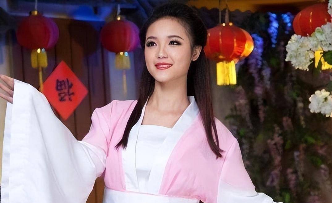 少女一上联：“白头翁，牵牛耕熟地”，秀才一下联，少女又羞又气