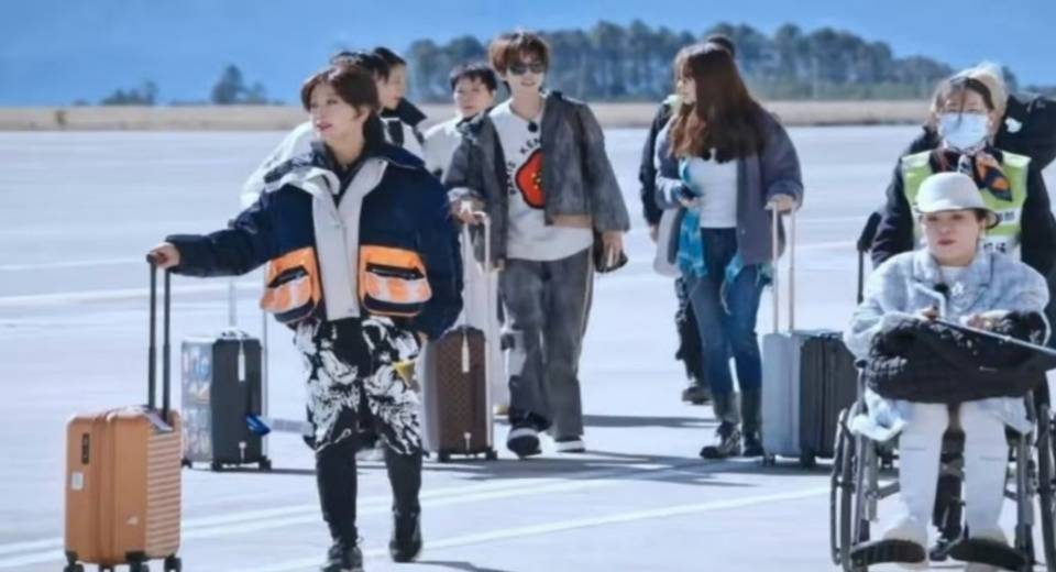 《一路繁花》一个火了，一个塌房了？