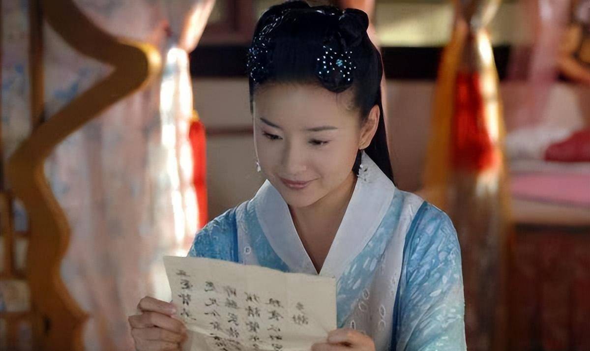 少女一上联：“白头翁，牵牛耕熟地”，秀才一下联，少女又羞又气