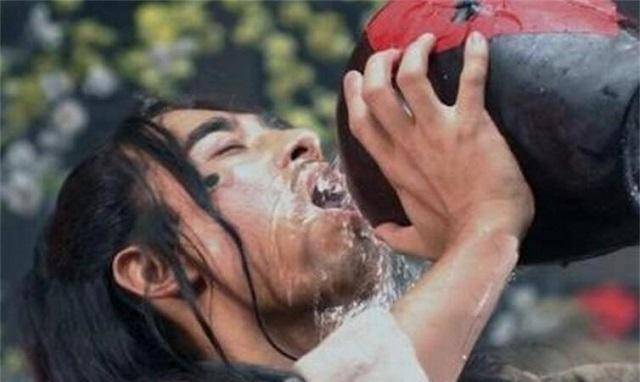 “马上林冲，马下武松”，后面还有一句，为什么说书人却故意不提