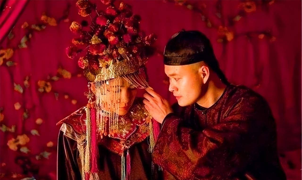 少女一上联：“白头翁，牵牛耕熟地”，秀才一下联，少女又羞又气