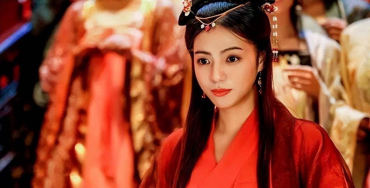 少女一上联：“白头翁，牵牛耕熟地”，秀才一下联，少女又羞又气