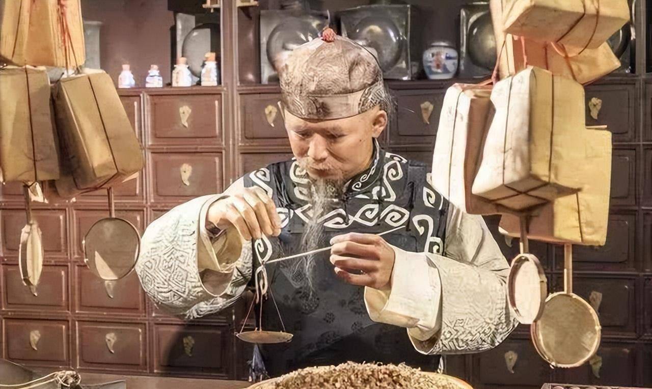 少女一上联：“白头翁，牵牛耕熟地”，秀才一下联，少女又羞又气